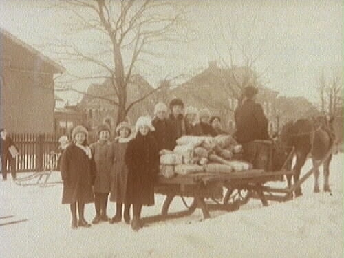 Insamlade gåvor till arbetarnas familjer vid AB Johan Thermaenius & Son, lastade på släde.
Februari 1920.