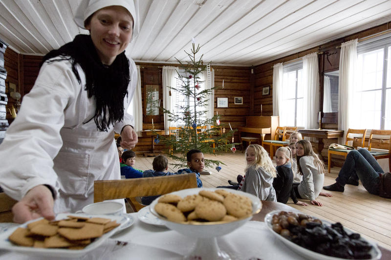 Fra skoletilbudet "Jul på prestegården anno 1880", hvor tjenestejenta serverer julekaker