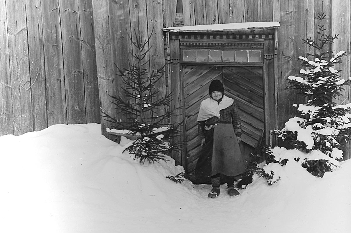 En kvinna.
Matilda Karlsson, född den 15 mars 1874.
Trösslingstorp.
Vinterbild.
Mars 1945.