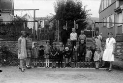 Barna på Kvartal Y i trappen.