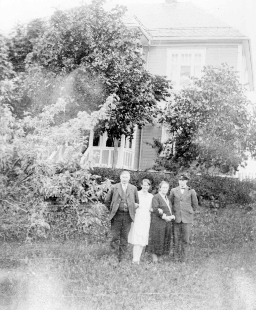 Familien Kr. Bjerkli i hagen