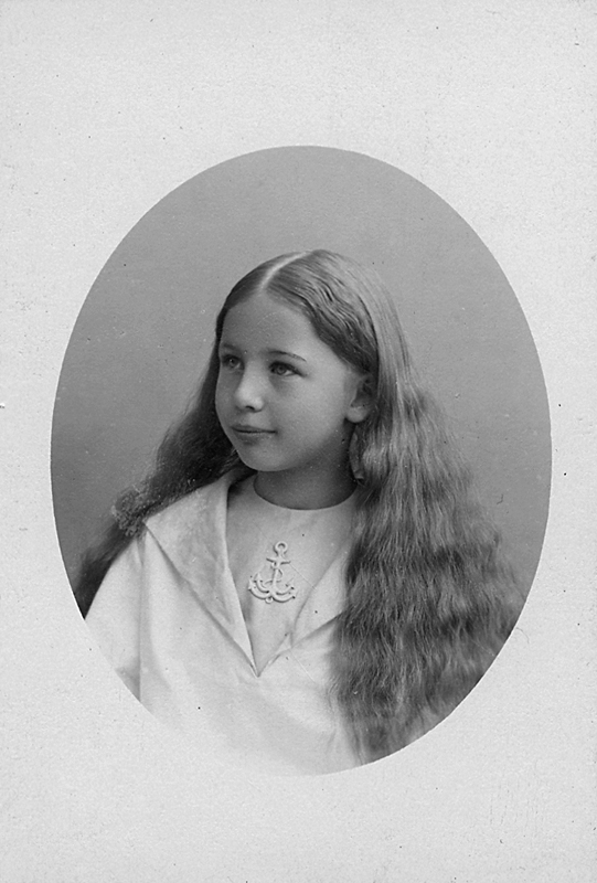 En flicka.
Marit Norström, 8 år.
Text på baksidan: "Till moster Wilhelmina, den 10/4-03"