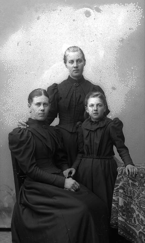 Familjegrupp tre personer (en kvinna och två flickor).
E. Nylöf