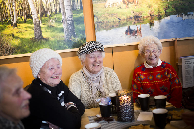 Foto av eldre mennesker som drikker kaffe (Foto/Photo)