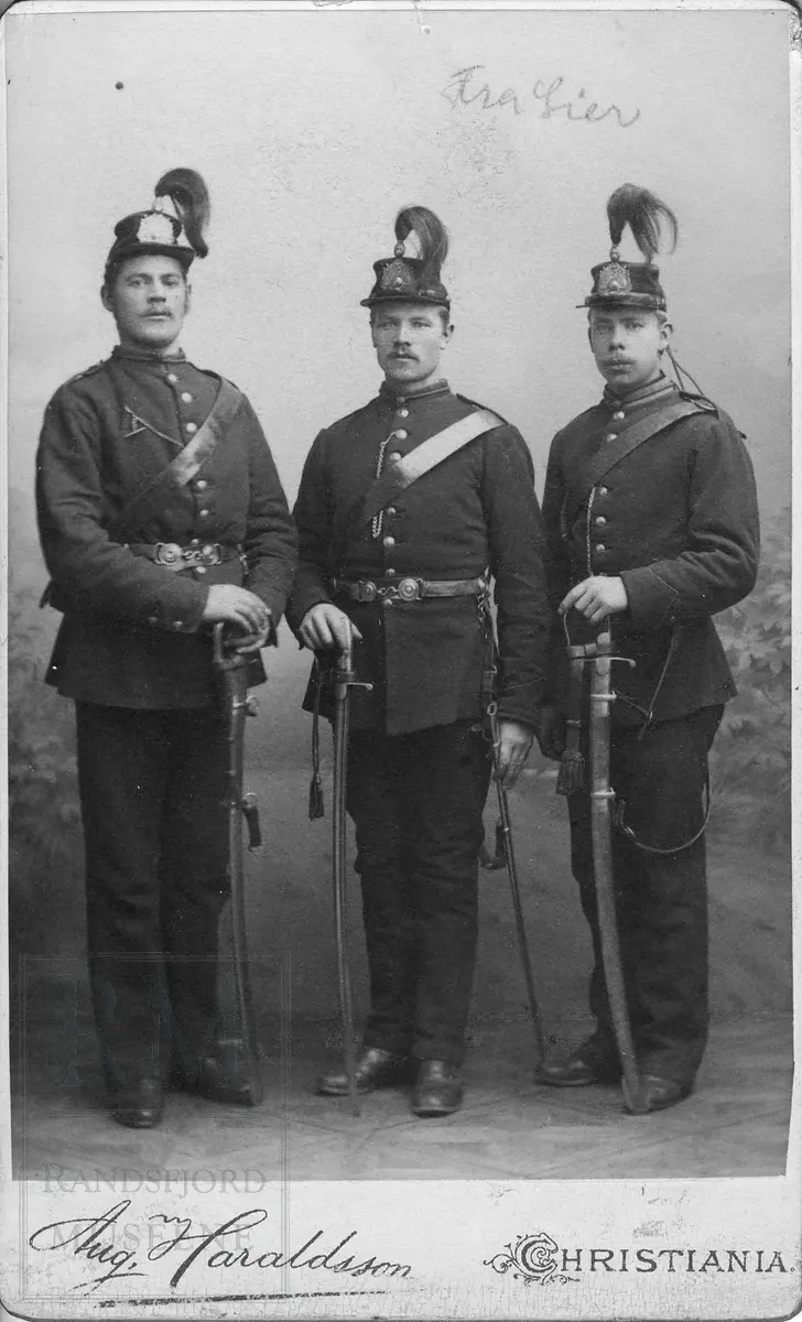 Tre menn i uniform.