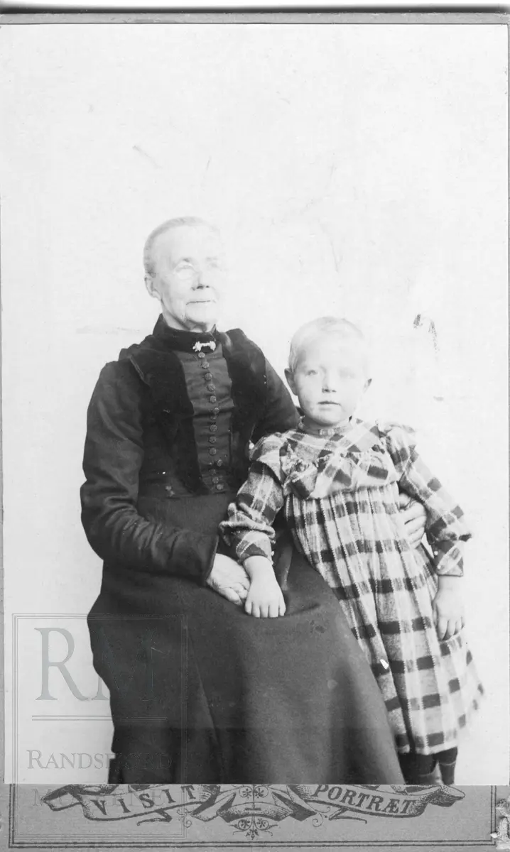 Bestemor og barnebarn, Martha Svinning og Tora Bleken
