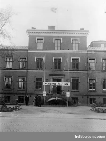 Konstutställningen 2-16 april 1939 på Skyttsgården i Trelleborg, negativ 8915 exteriör av Skyttsgården norra fasad (med skylt).