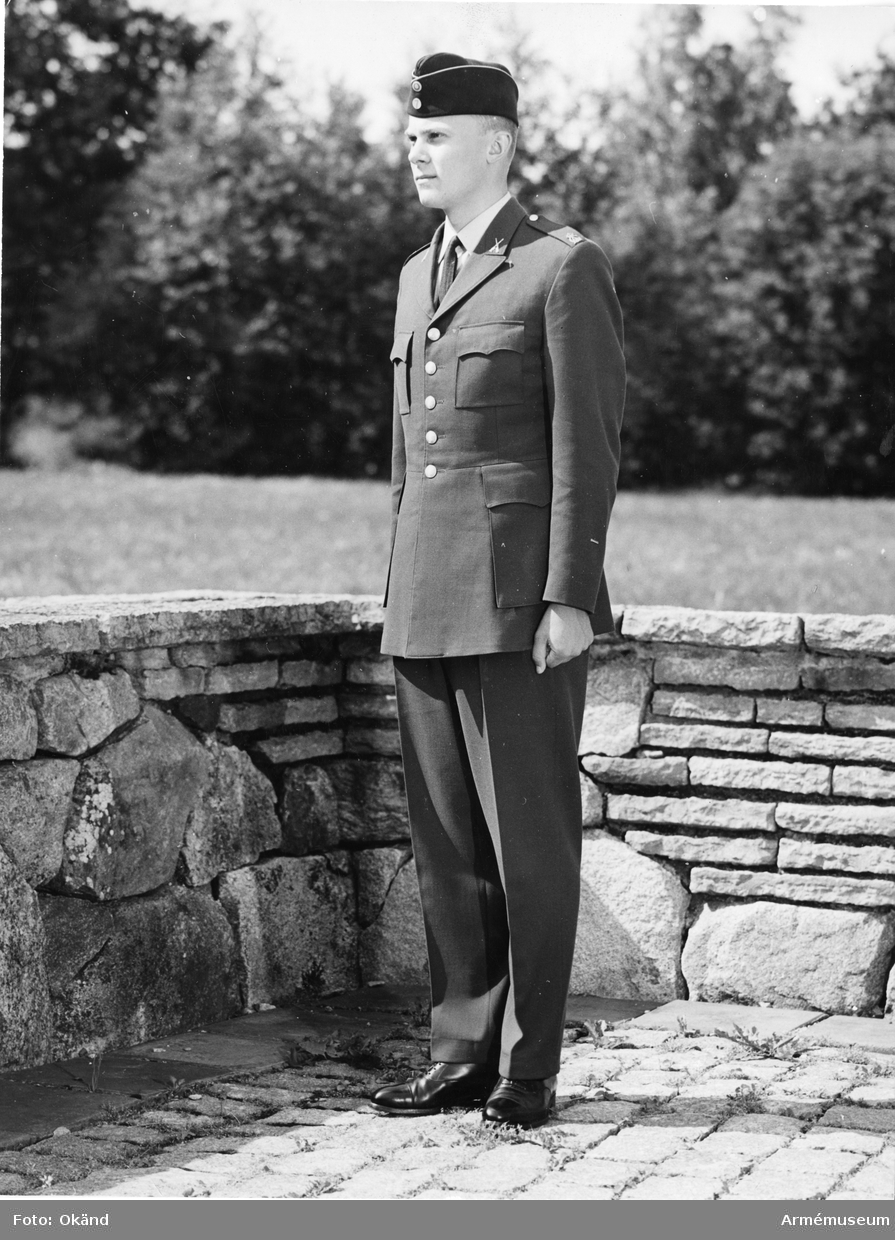 Soldat poserar i uniform m/1960 för ingenjörstrupperna.