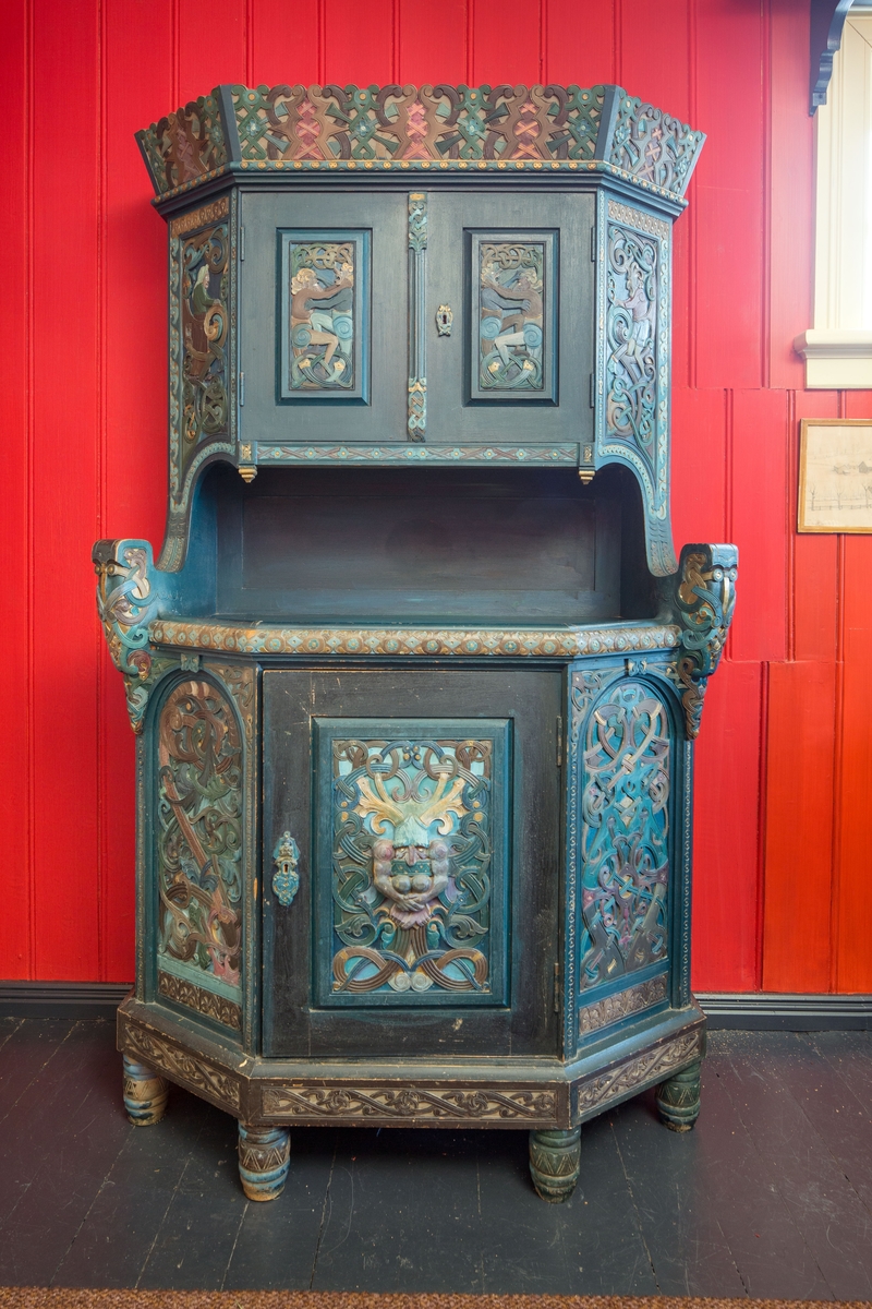 Mytologiske figurer, dragestilsornamenter.