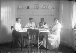 Fotsamling etter Hans Tveito. Fire mennesker fotografert på 