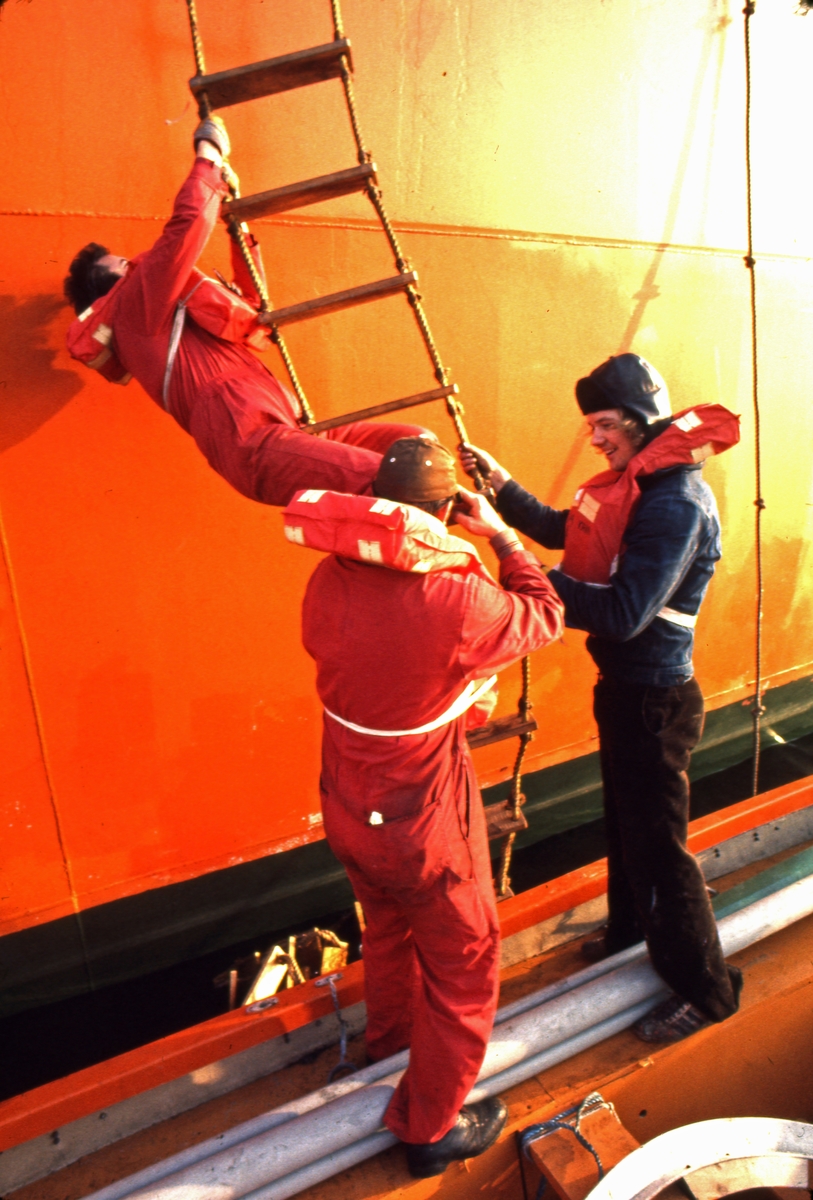 Livbåten klargjøres i forbindelse med øvelse ombord i M/S ‘Vikara’ (b.1973, Mitsubishi Heavy Industries Ltd., Kobe, Japan).