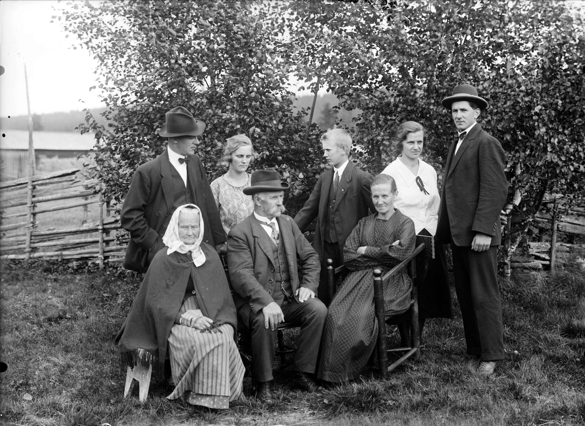 Lissola-Martin Persson med sin mor Marina Ersdotter (1838-1925) och hustrun Anna. Stående barnen Ernst, Anna, Klas, Märta och Edvard. Bilden är tagen på Lissolagården. Den togs med anledning av att Ernst skulle utvandra till Canada, som nyutexaminerad skogsmästare.