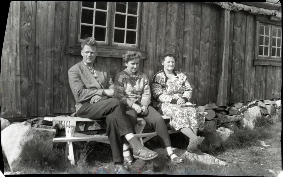 Sommarferien 1961. Trond Arne Kalvik (1927 - 1988), Berta Kalvik f. Netland (1930 - 2000) og Eldbjørg Netland f. Taksdal (1906 - 1999) utføre Vinjestova ved Eidsbugarden