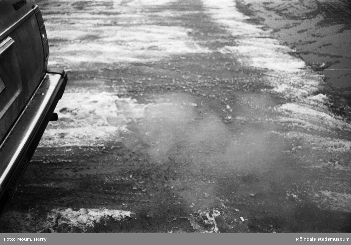 Bil släpper ut avgaser i Kållered, år 1984.

För mer information om bilden se under tilläggsinformation.