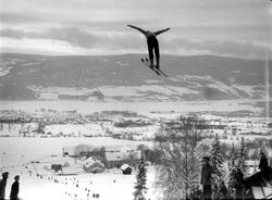 "Pengsen", Osvald Pedersen hopper i Lysgårdsbakken.