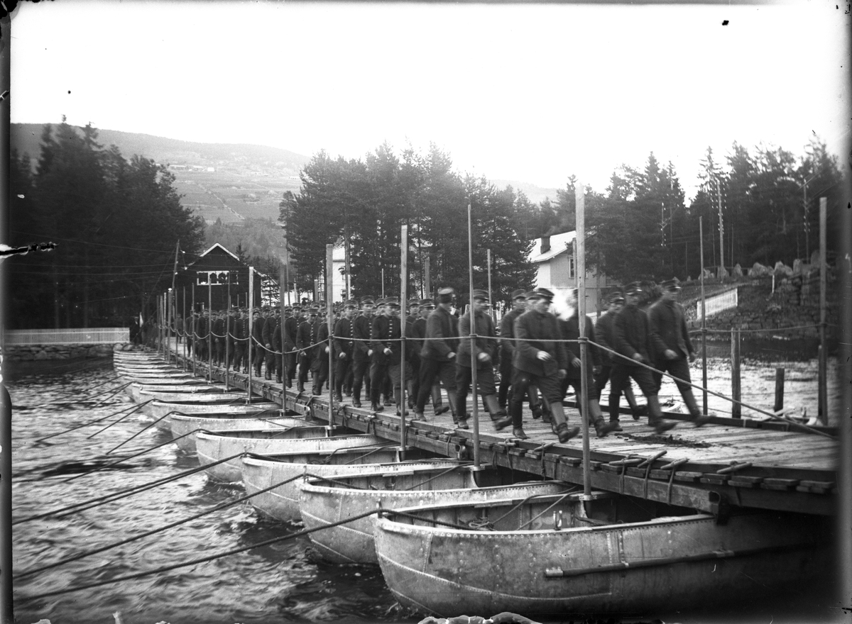 Soldater på midlertidig bru over Neselva, etter brann i 1920