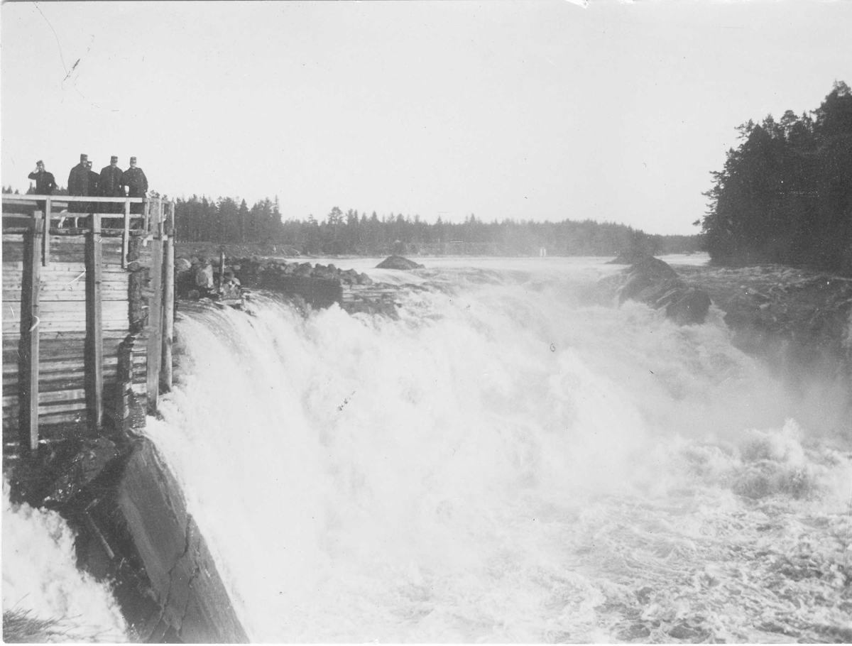 Officerare vid Upplands artilleriregemente A 5 beskådar ett vattenfall vid en fors. Ur överste H. Ekströms samling.