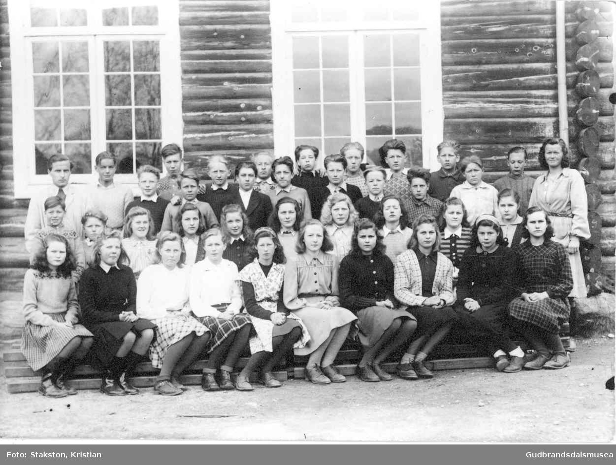 Framhaldsskulen i Skjåk 1947-1948.  
Fyrste året Skjåk var åleine om framhaldsskule att og elevane hadde skuleplikt