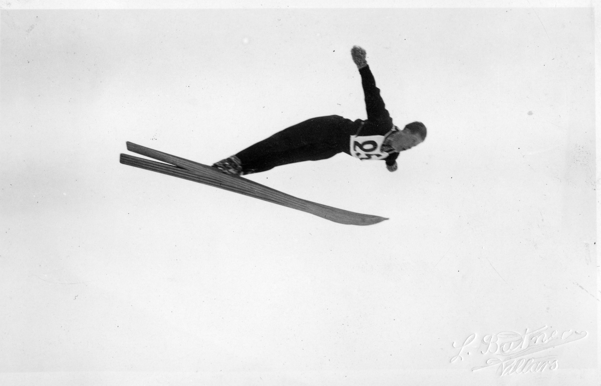 Kongsberg skier Birger Ruud jumps at Villars 1933
