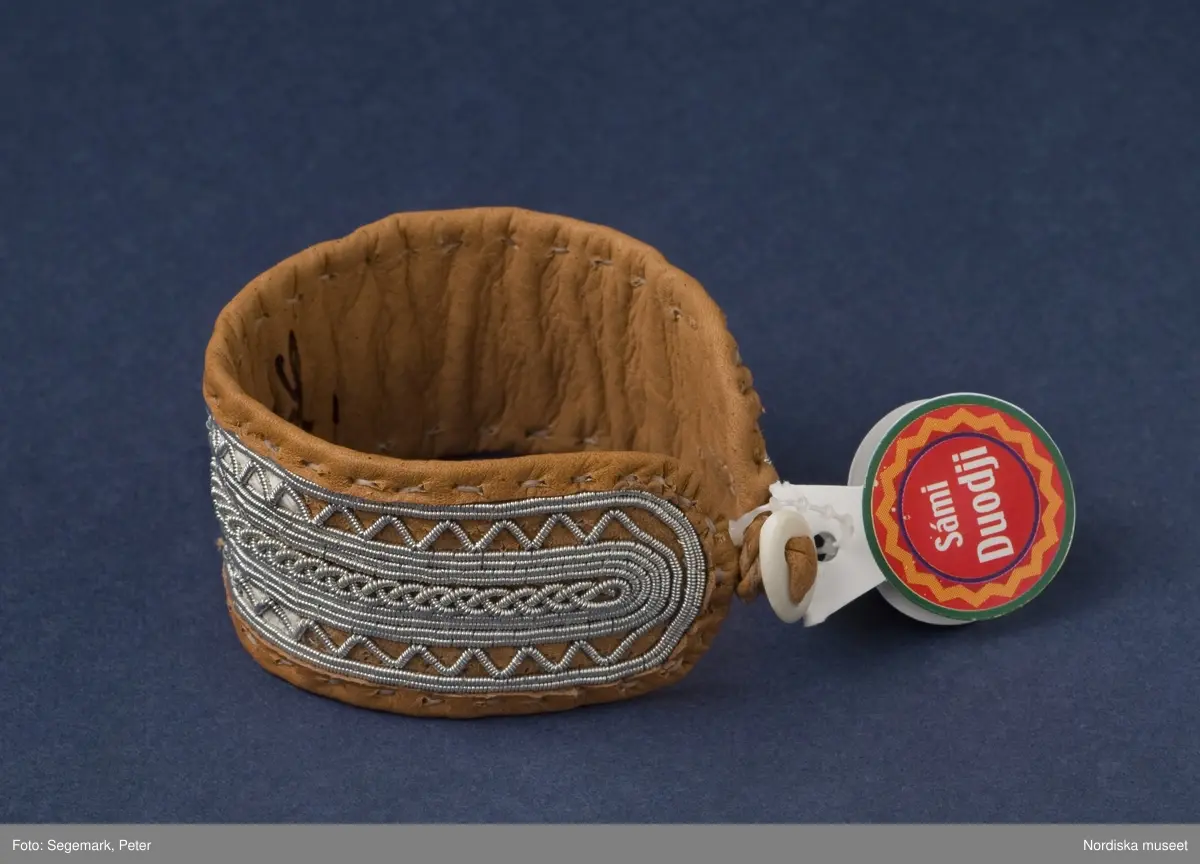 Armband i sameslöjd. Ambandet har märkningen 