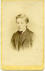 Portrett, ung mann, Johan Berg, Torsnes i Borge. Visittkort.