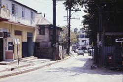 Bebyggelse og gate et sted i Karibien.