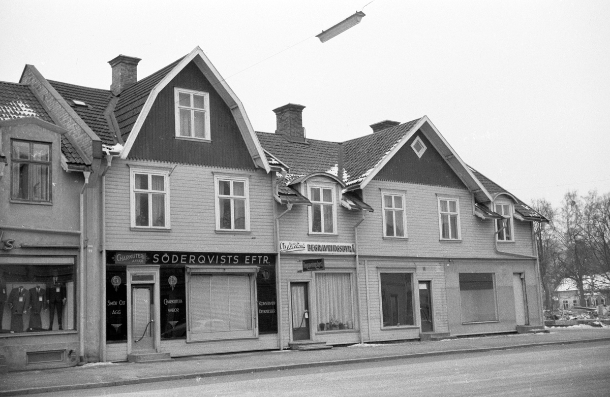 Hus vid Rosenborgsgatan i Huskvarna. En charkuteriaffär Söderqvists eftr. och Lindströms begravningsbyrå i markplan med bostäder på ovanvåningen.
