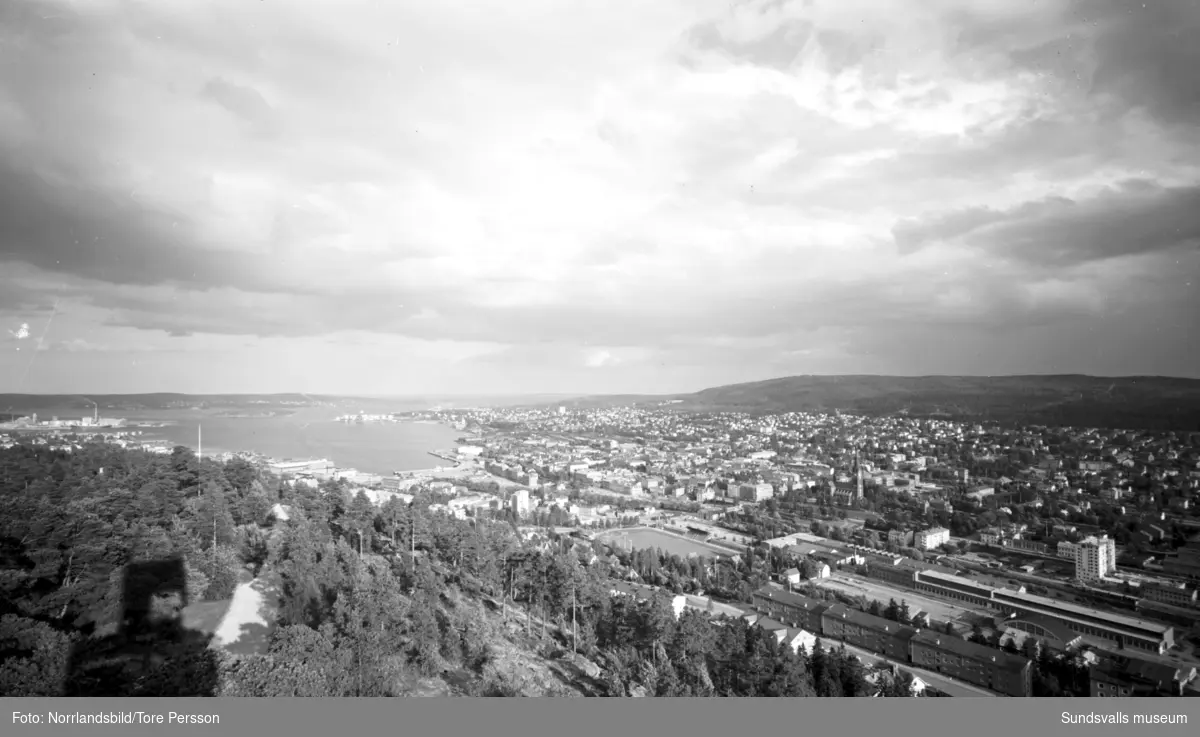 Bildserie tagen från utkikstornet på Norra berget över staden och hamnen.