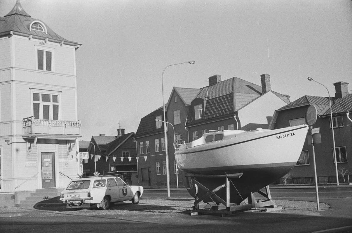 I huset "Cittran" vid Jönköpingsvägen - Vättergatan i Huskvarna finns en affär för motorbåtar. Utanför står en båt uppställd med namnet Havsfidra.