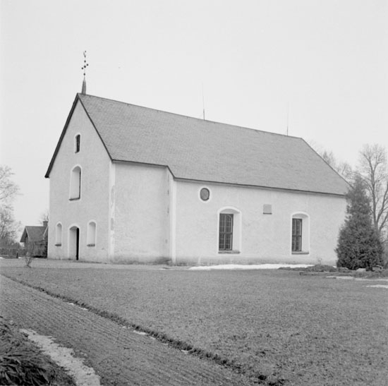 Kräcklinge kyrka den 15 april 1937. Hela kyrkbyggnaden syns i bild.
