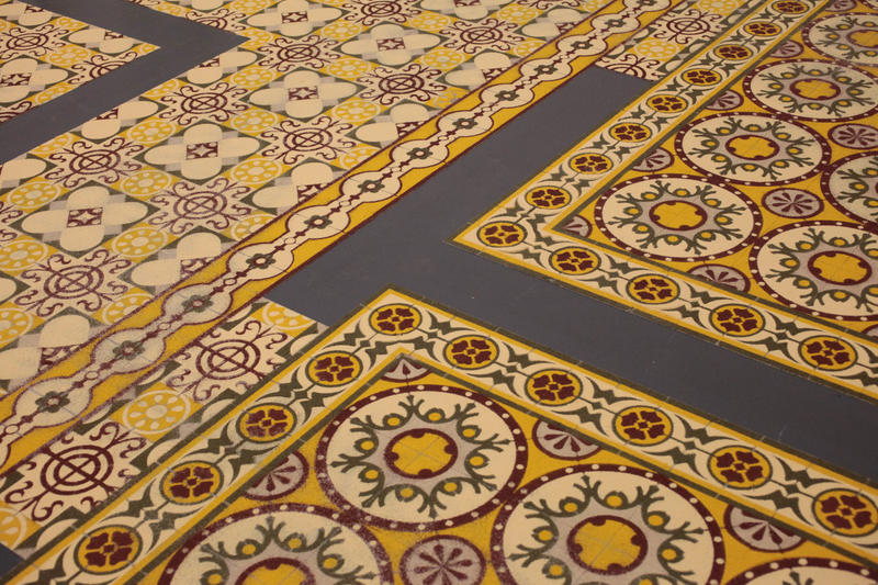 Work on the floor that resembles coloured ceramic tiles, actually made of different spices (Foto/Photo)