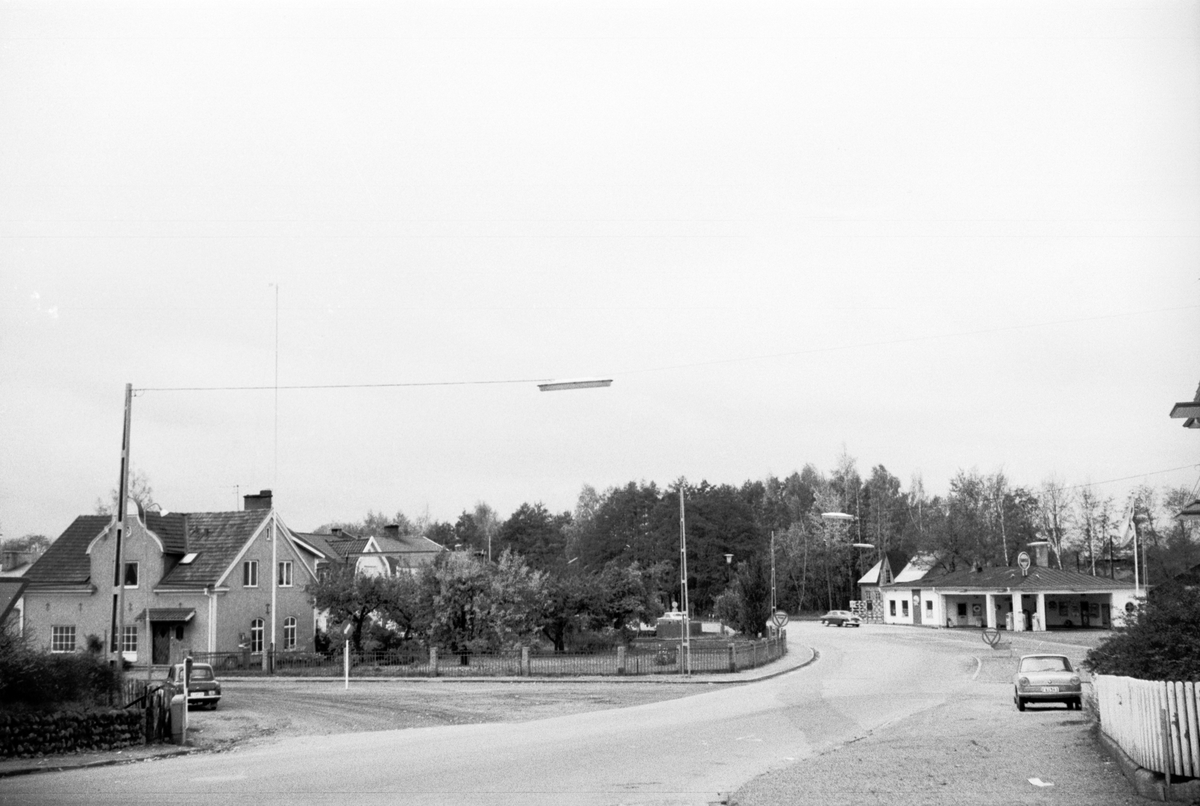 Kavla Smidesverkstad till vänster och Shell bensinstation rakt fram vid gamla Riksettan i Huskvarna.
