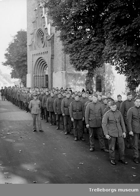 Militären, kyrkoparad 1939 i Trelleborg, i förgrunden Norregatan, foto från sv. mot nö 9822.