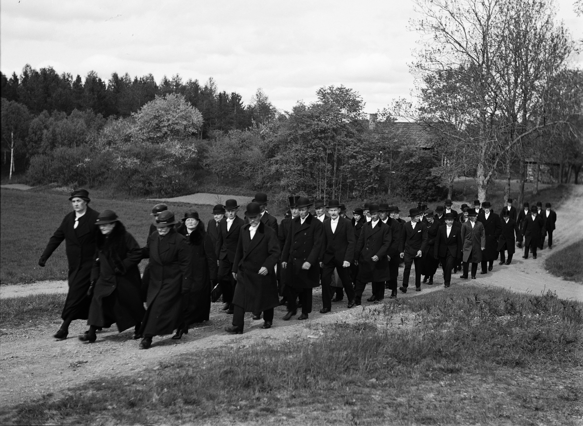 "Bruksfolket ansluter sig till processionen vid passerande av Vattholma bruk" - vid friherre Fredrik von Essens jordfästning i Lena kyrka