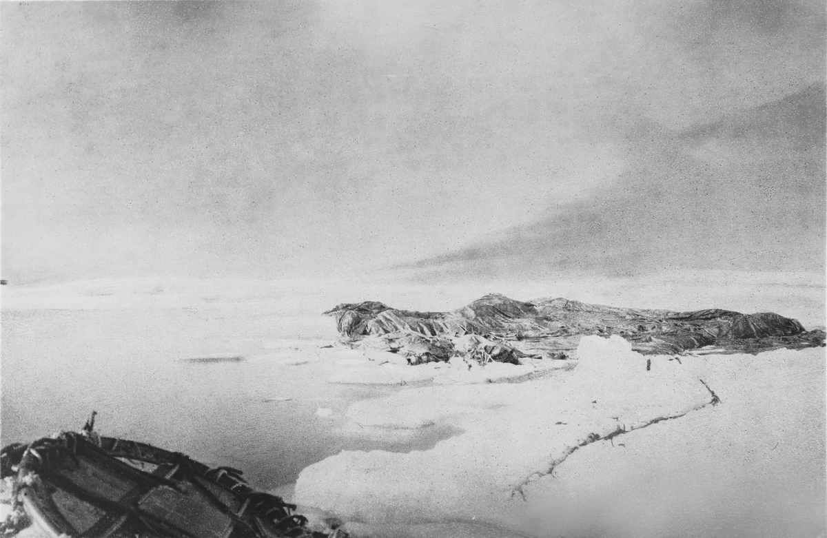 "Örnen" omedelbart efter landningen på isflaket den 14 juli 1897. Framtagning av bilderna gjordes av docent John Hertzberg år 1930 på Fotografi, Tekniska Högskolan.