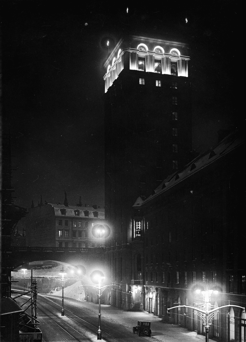 Bygggherre: Byggnadsaktiebolaget Contractor, Stockholm. Norra Kungstornet nattbelyst med restaurang "Babels Torn" högst upp.