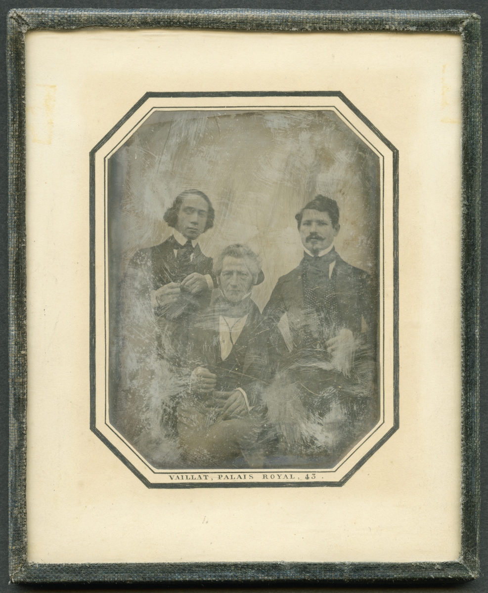 Daguerreotyp. Porträtt av Industriidkaren Salomon, Ludvig Lamm (1786-1857) med sönerna Jacques (1817-1891) och Martin (1824-1878). Bilden är tagen när Jacques arbetade i firman Cail & Co.