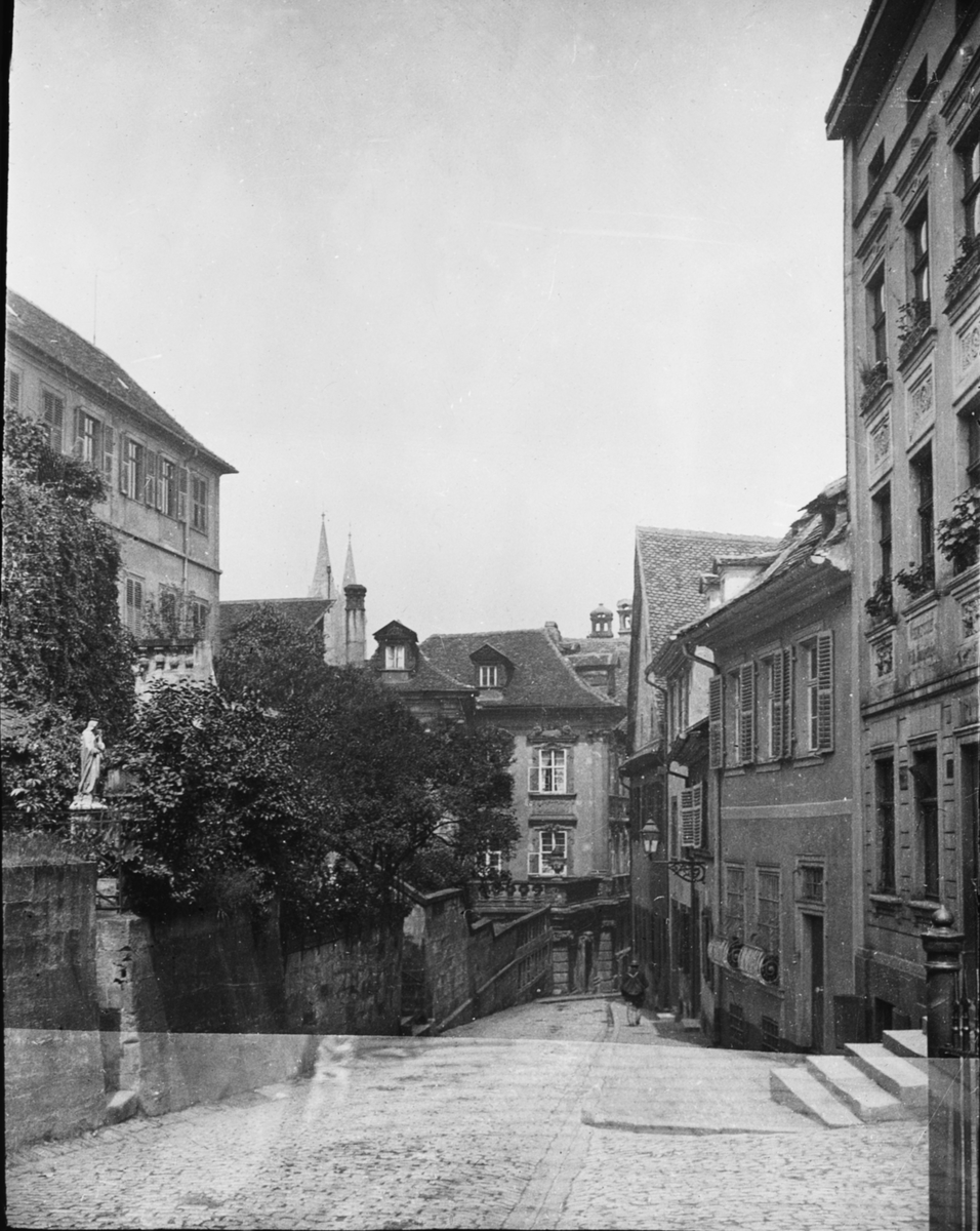 Skioptikonbild med motiv från gränd i Bamberg.
Bilden har förvarats i kartong märkt: Resan 1907. Bamberg 1. 21.