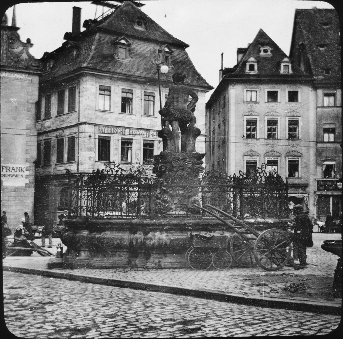 Skioptikonbild med motiv av fontänen Neuptunusbrunn i Bamberg.
Bilden har förvarats i kartong märkt: Resan 1907. Bamberg 8. 19. Text på bild: "Neuptunusbrunn 1699".