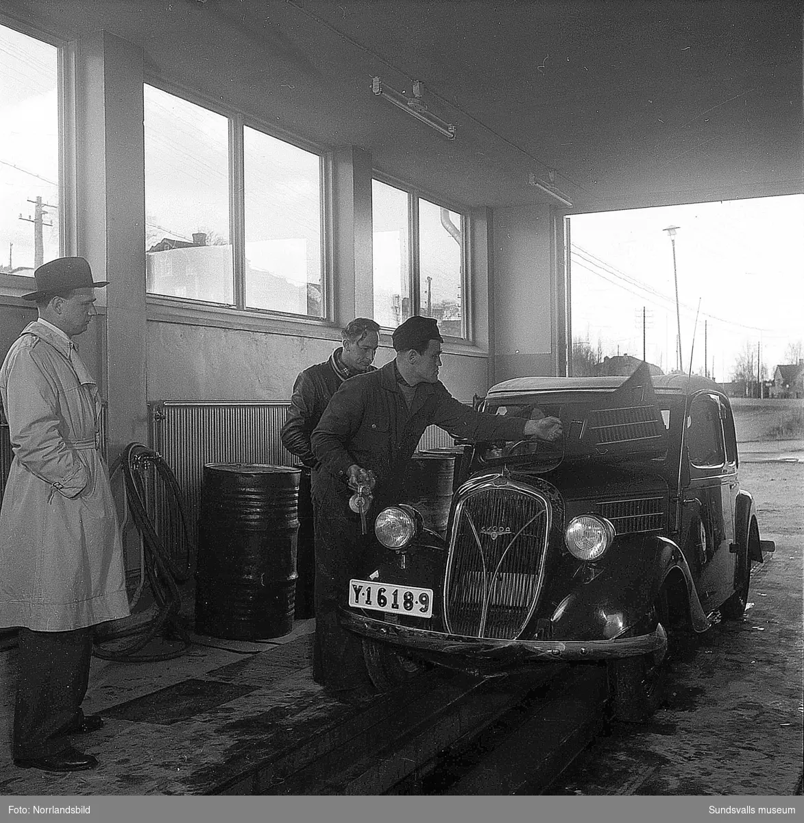 IC Motell i Kvissleby (OK) var Sveriges första motell, startades 1952. Bilder från butik, verkstad och exteriörbilder.