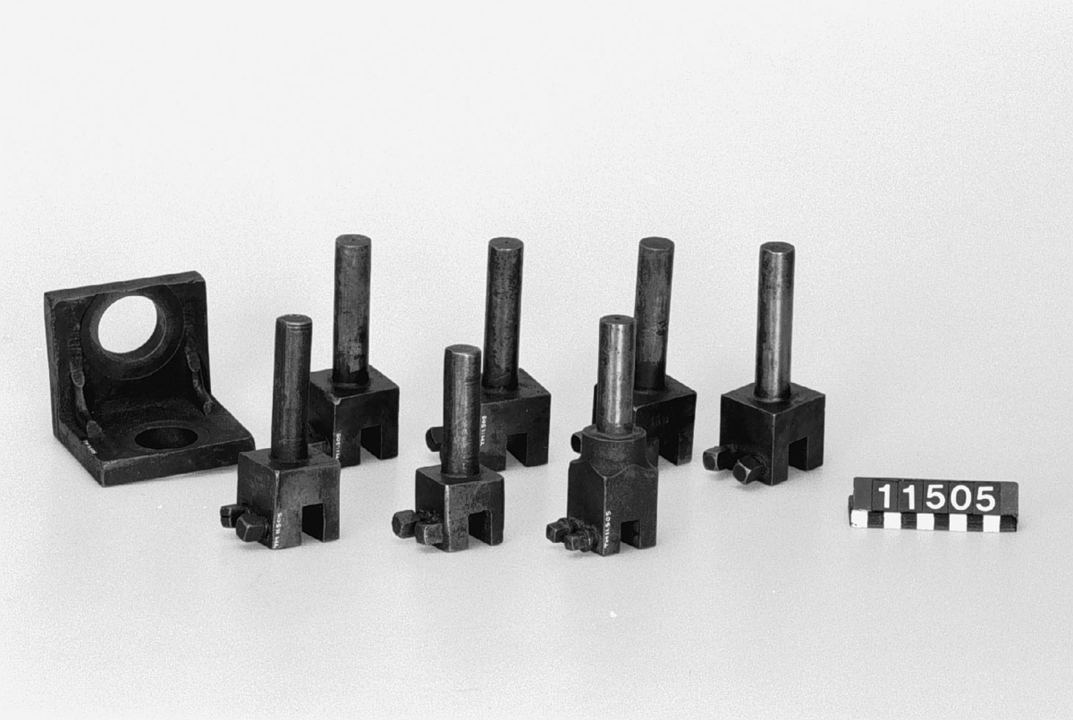 Svarv (revolversvarv) för remdrift, jämte tillbehör: taktransmission, mm (3 delar), en mängd verktyg  m packade i 5 st. lådor. Svarven märkt 119.