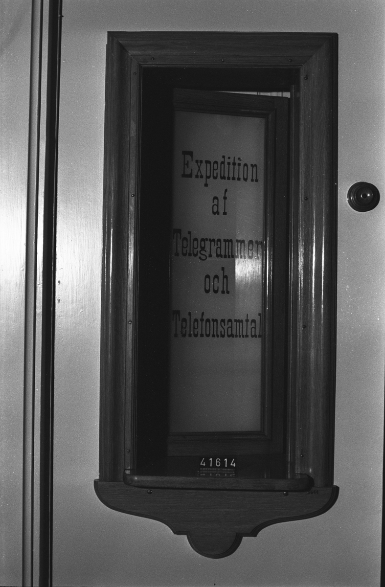 Expeditionslucka, monterad med ringsignal. Text: Expedition af Telegrammer och Telefonsamtal.