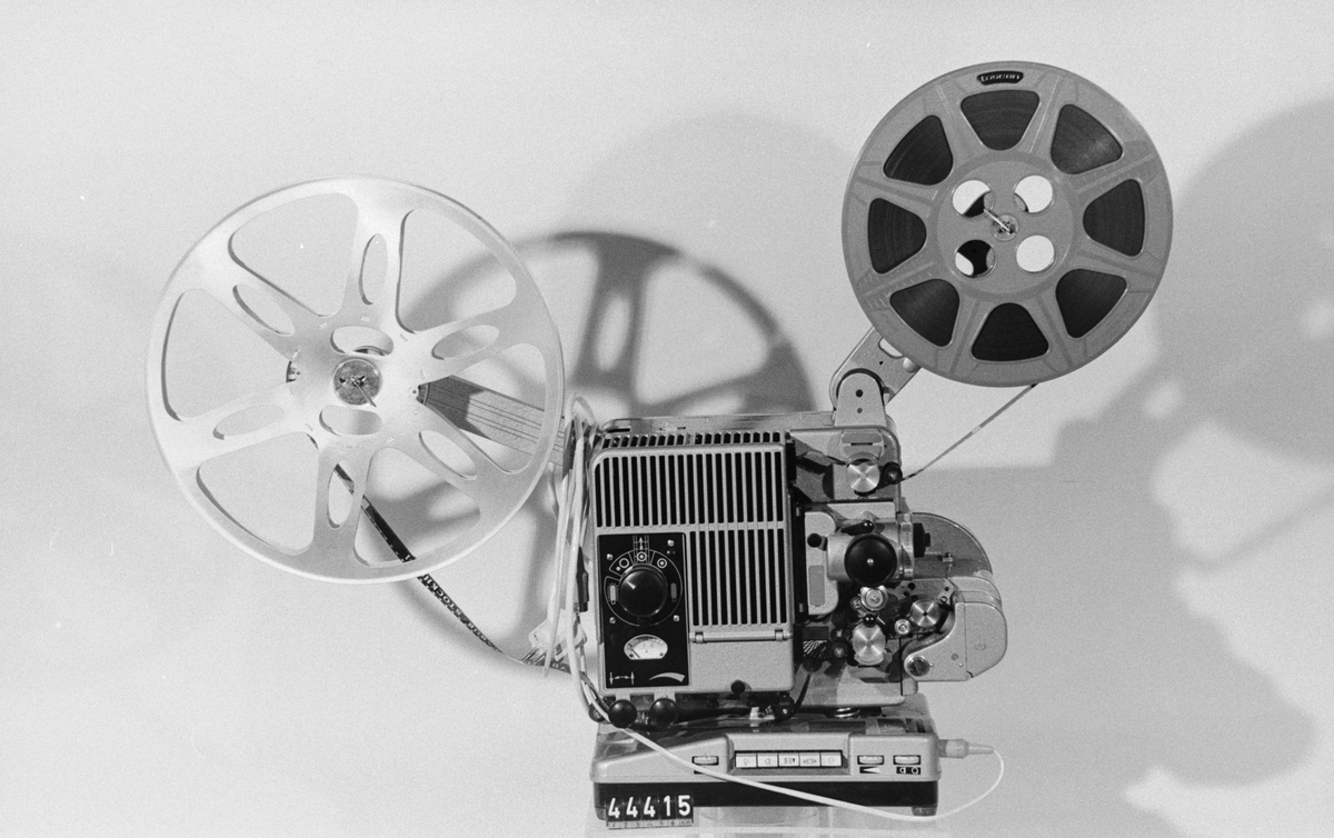 Projektor, Sf P. 6. 11s, S 27433-A8-A1, elektrisk, med högtalare, för 16 mm film, i väska, locket märkt: S 27434-A2-A1.