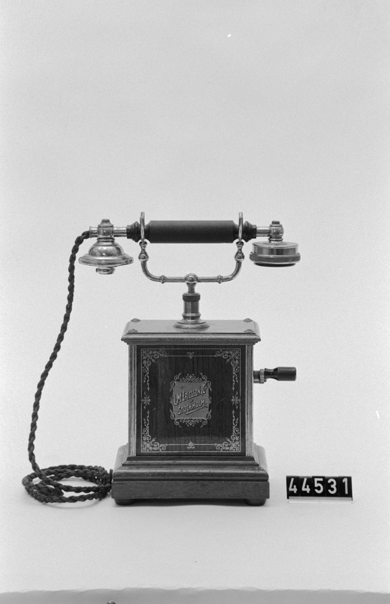 Bordsmodell, lyxutförande av 1901 års modell med träimitation på plåtlådan. För lokalbatterisystem.