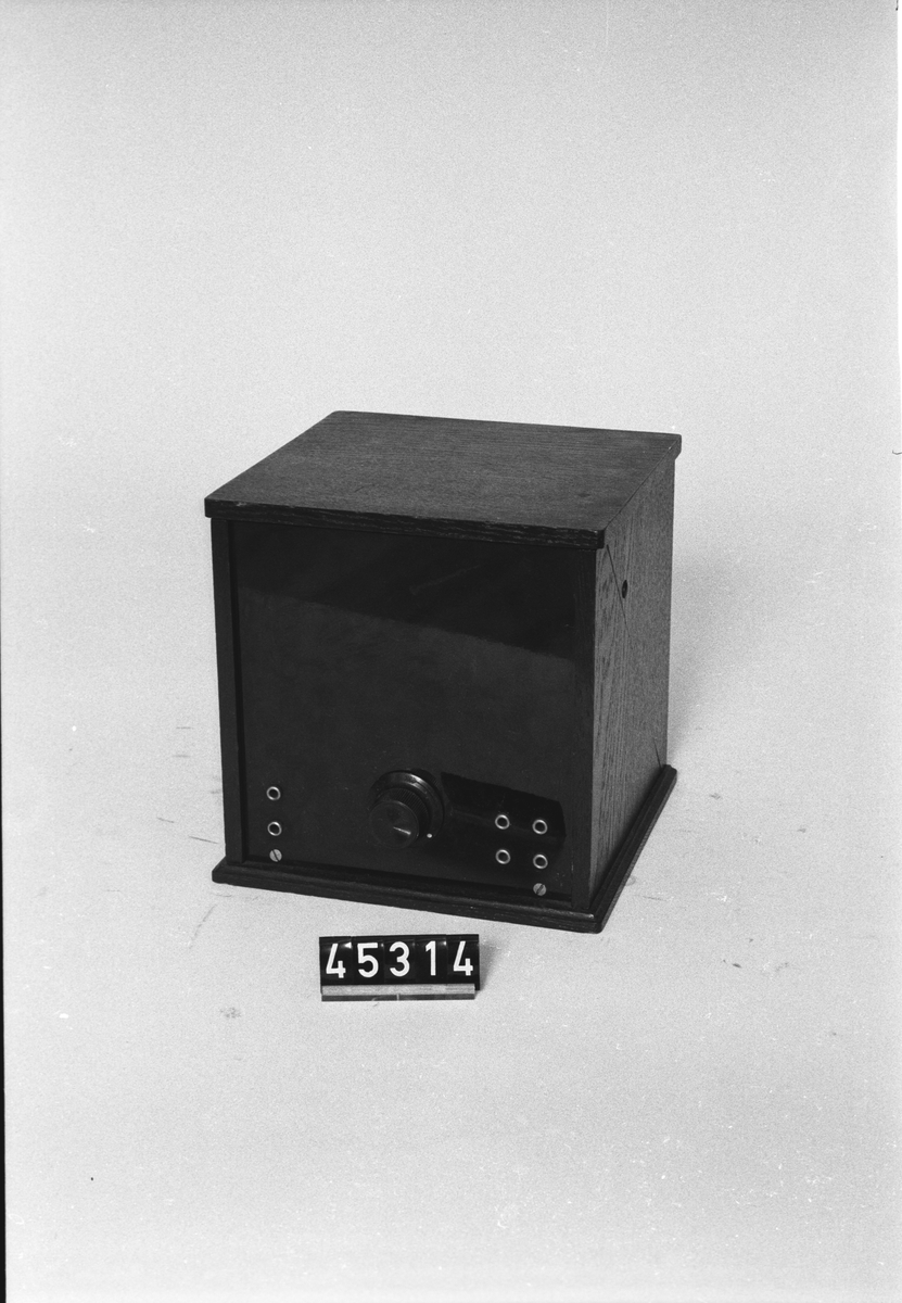 Tvårörs radioapparat av trä med framsida av bakelit.