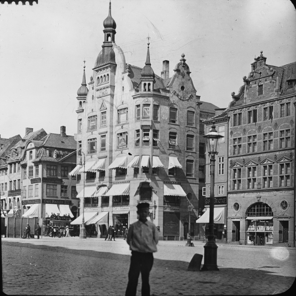 Skioptikonbild med motiv från Amagertorv i Köpenhamn vid sekelskiftet 1900.
Bilden har förvarats i kartong märkt: ?