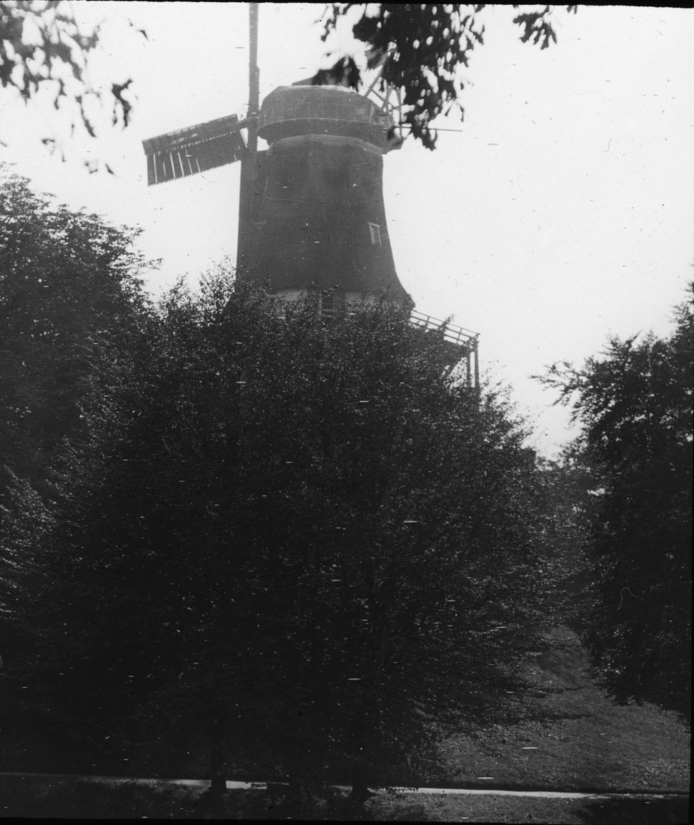 Skioptikonbild med motiv av väderkvarn i Bremen.
Bilden har förvarats i kartong märkt: Resan 1904. Bremen II.