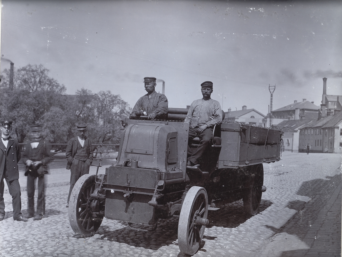 10 hk, 2 cyl. Daimler lastvagn för 5000 kg belastning. Levererad till Holmens Bruk, Norrköping 1903.