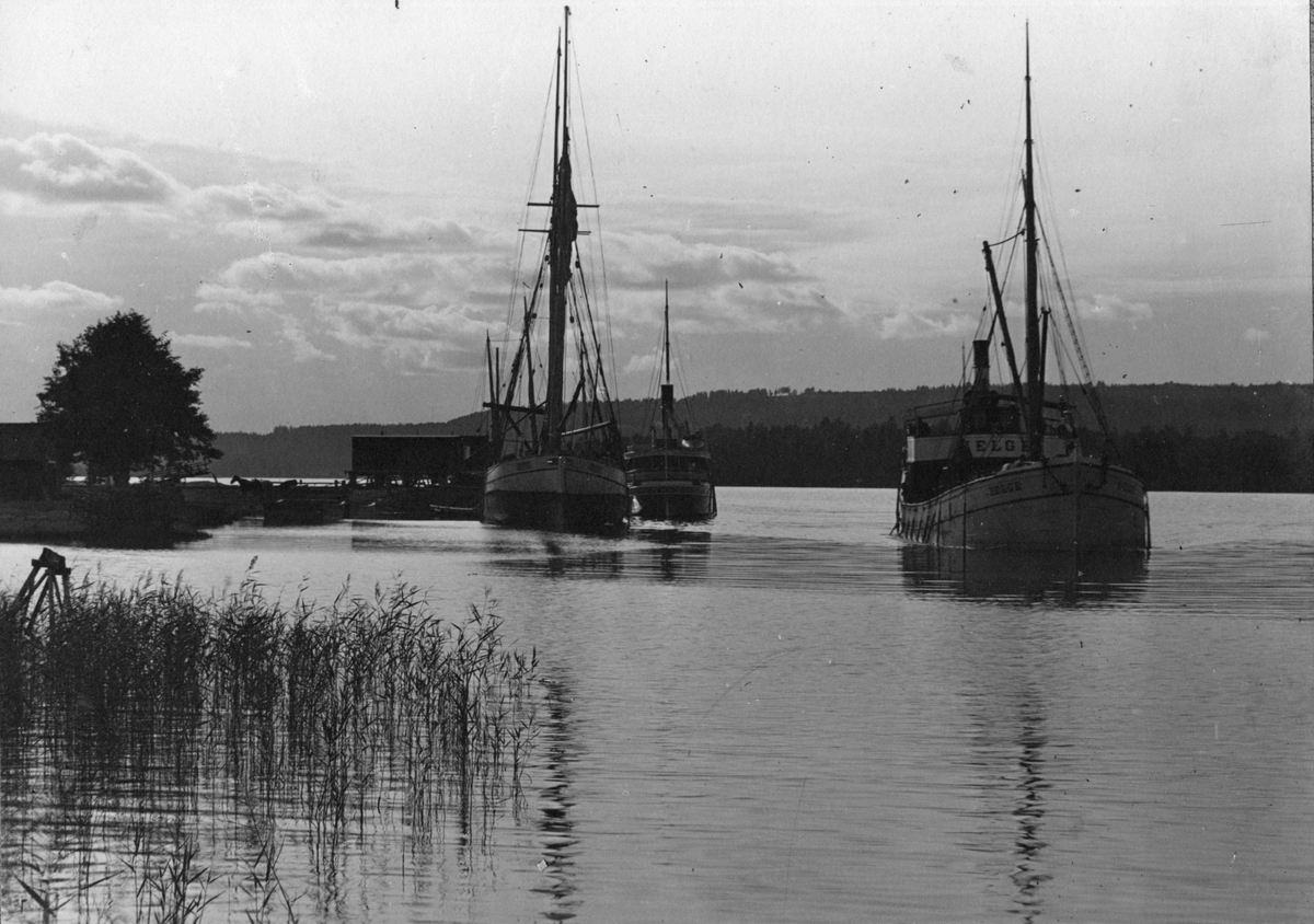 Göta Kanal. Vid kanalinmynningen i Karlsborg.
På bilden finns även S/S HELGE, reg nr 761. Byggd 1890 på Sjötorps varv. 160 Brt, 102 nettoton. Senare omdöpt till DIANA och såld till Finland 1946. Upphuggen 1956.