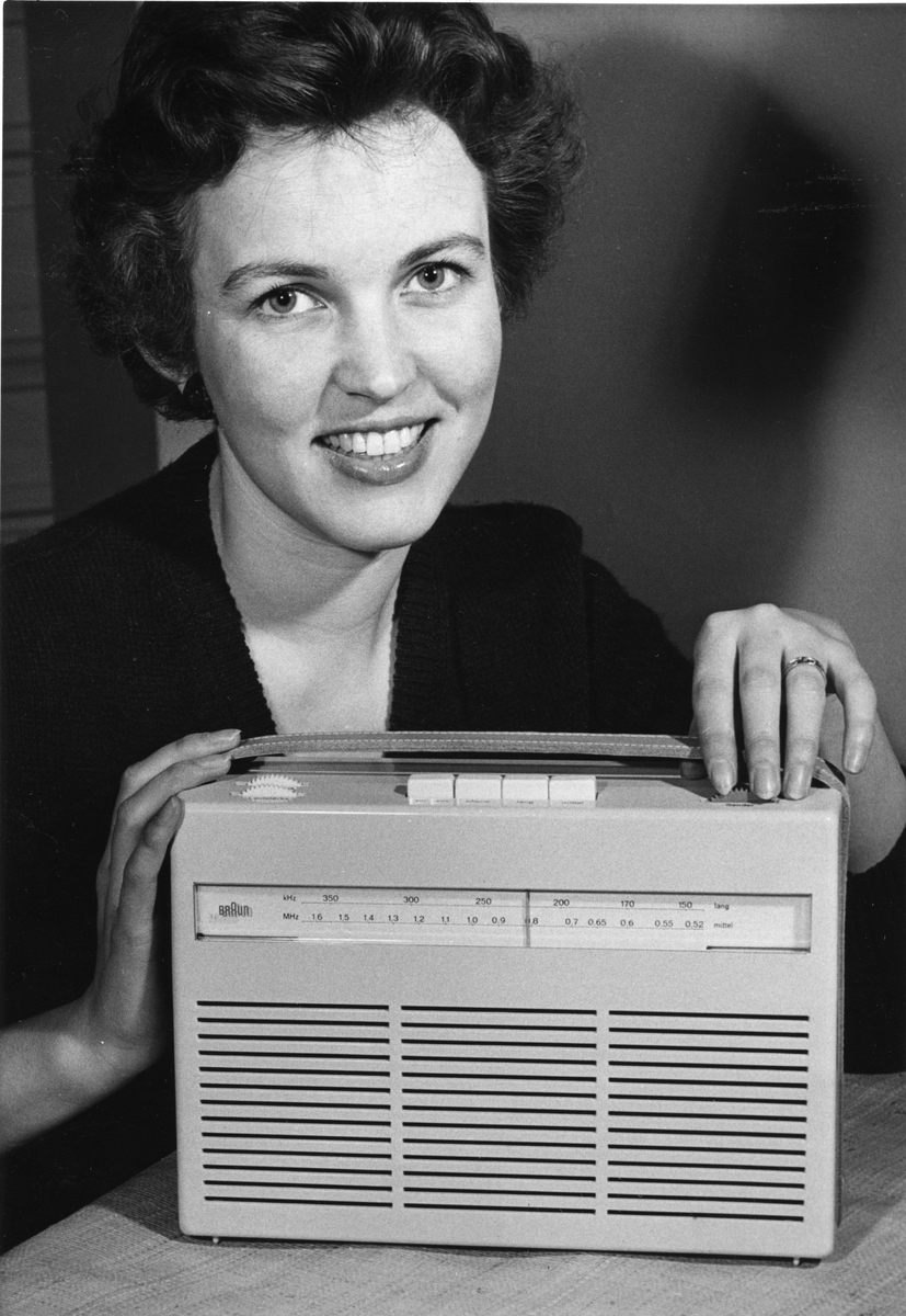 Brauns reseradio Transistor fick tillsammans med andra Braun-apparater "Grand-Prix" vid XL Triennalen i Milano 1957. Priset är det förnämsta internationella utmärkelse som kunde ges för att belöna god industriell formgivning. Braun Transistor är ritad av designern Dieter Rams hos Max Braun Frankfurt/Main, Istället för radiorör har apparaten sju transistorer i varje batteri (som kostade 6 kr) och räckte för 800-1000 lyssningstimmar. Kom på svenska marknaden i maj 1957 eller 1958.